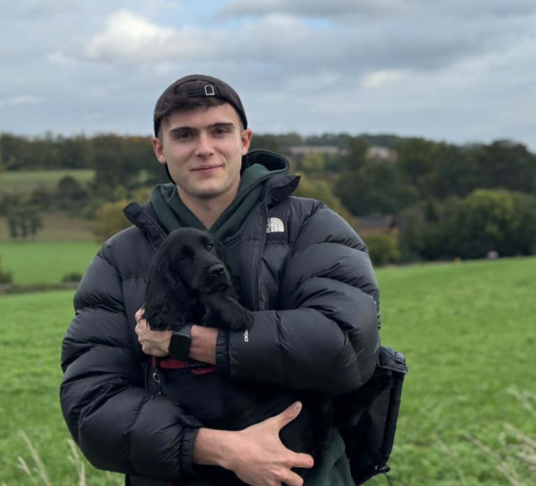 Ole mit seinem Hund im Grünen